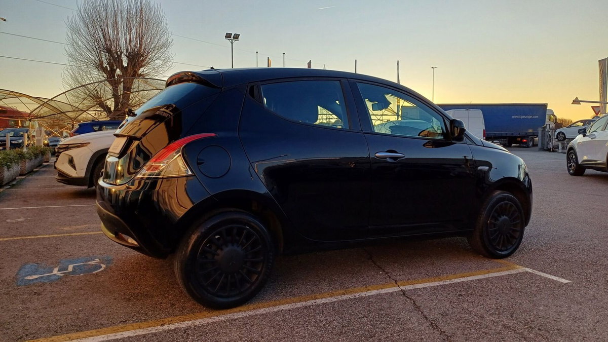 Lancia Ypsilon 1.0 FireFly 5 porte S&S Hybrid Ecochic Silver (5)
