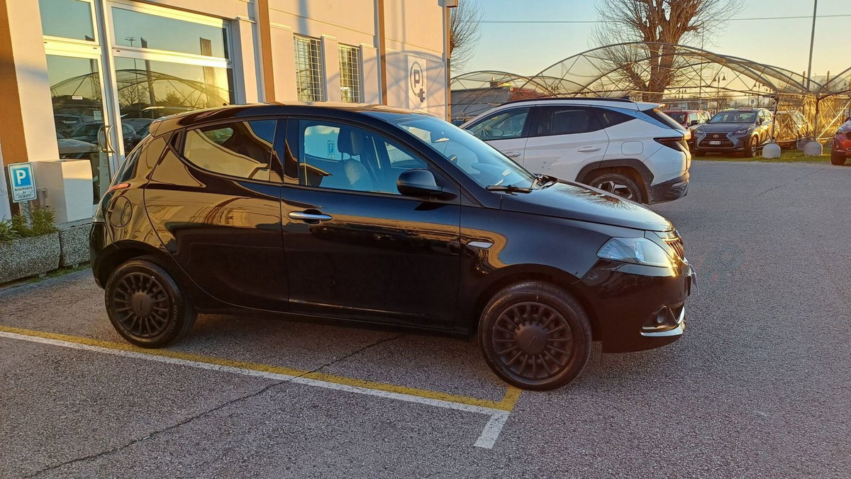 Lancia Ypsilon 1.0 FireFly 5 porte S&S Hybrid Ecochic Silver (6)