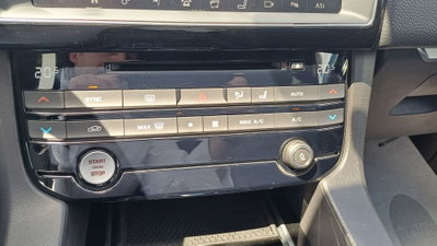 Jaguar F-Pace 2.0 D 180 CV AWD aut. Prestige (17)