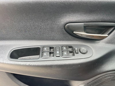 Lancia Ypsilon 1.2 69 CV 5 porte Gold (13)