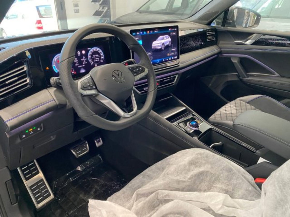 Volkswagen Tiguan 2.0 tdi R-Line 150cv dsg (9)