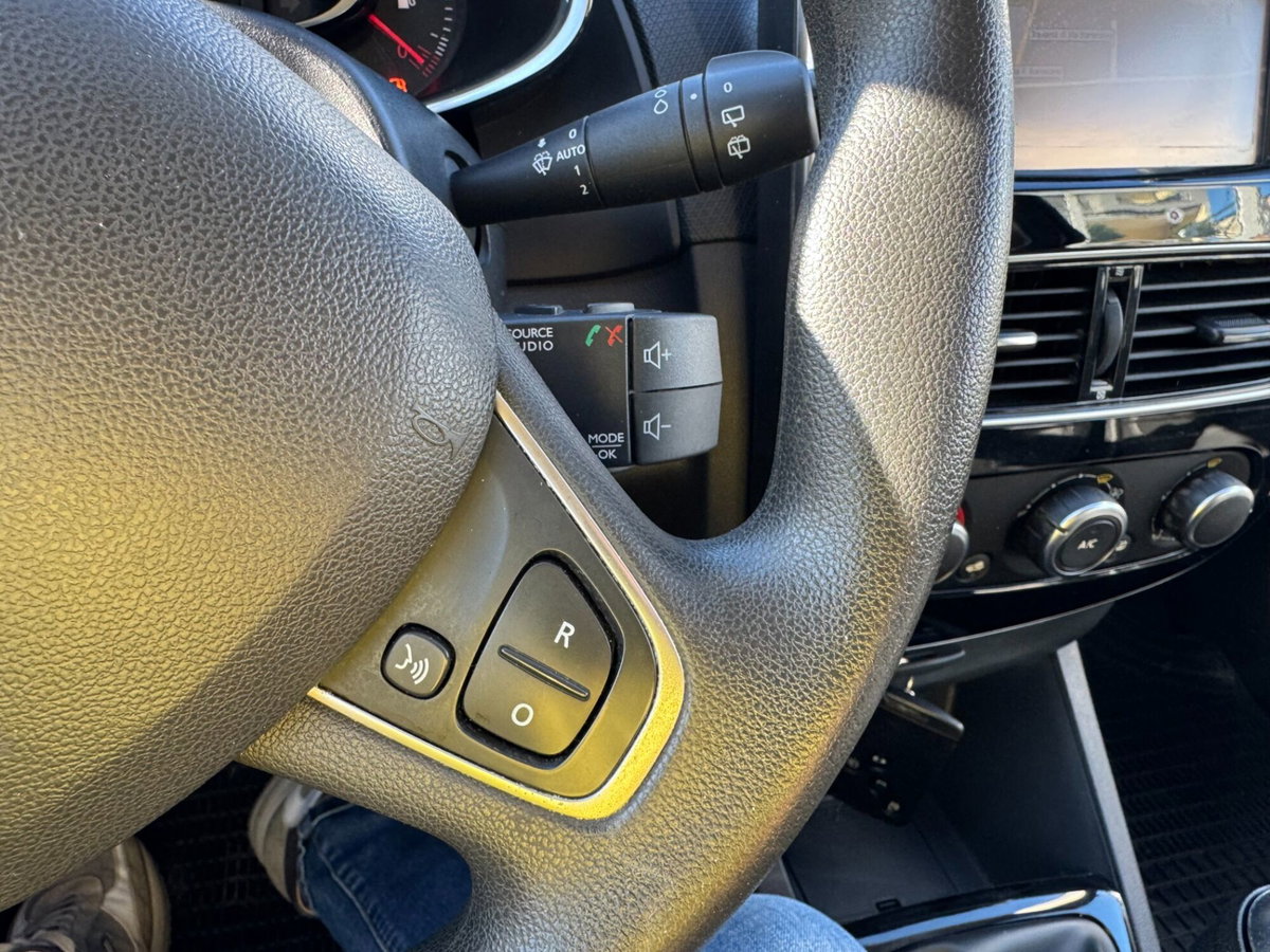 Renault Clio dCi 8V 75 CV 5 porte Moschino Zen (13)