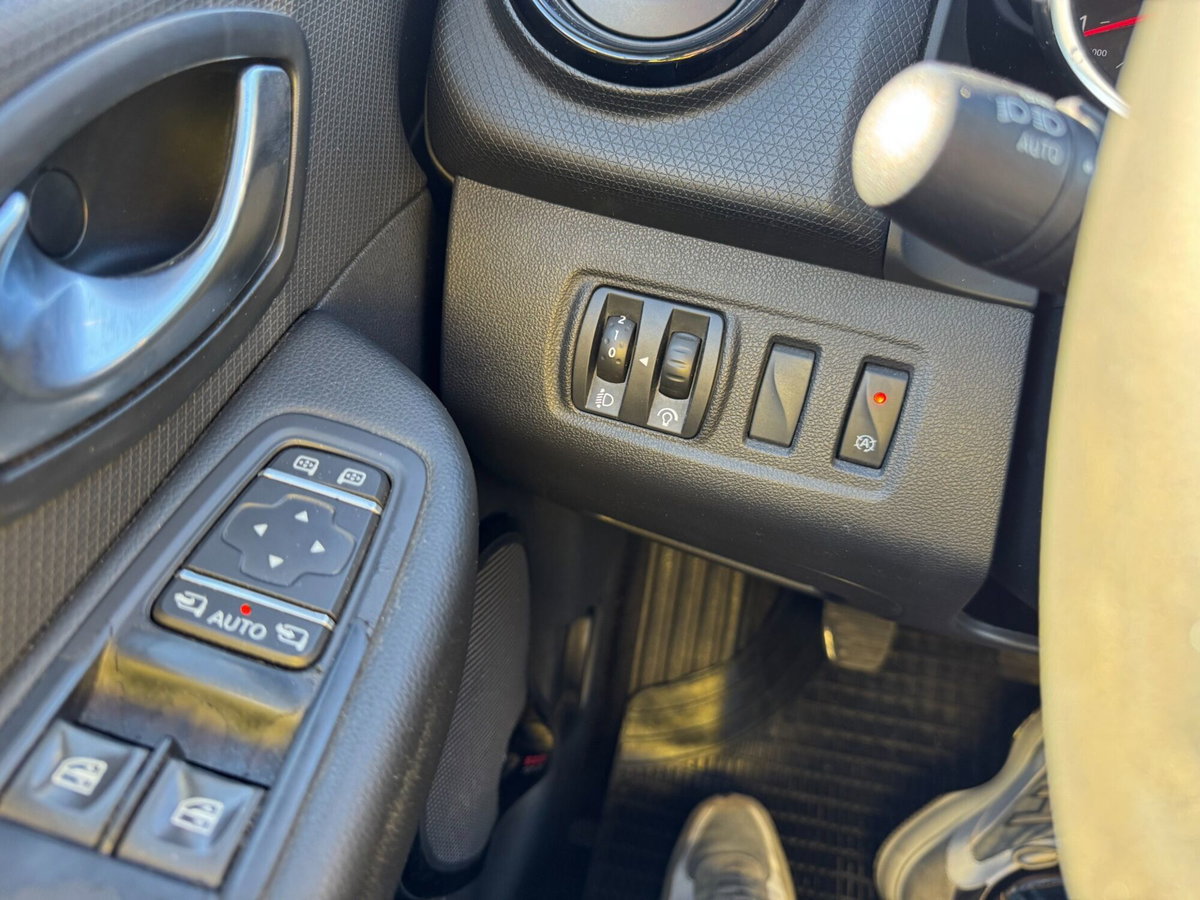 Renault Clio dCi 8V 75 CV 5 porte Moschino Zen (15)
