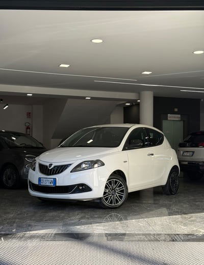 Lancia Ypsilon 1.0 FireFly 5 porte S&S Hybrid Ecochic Silver usata