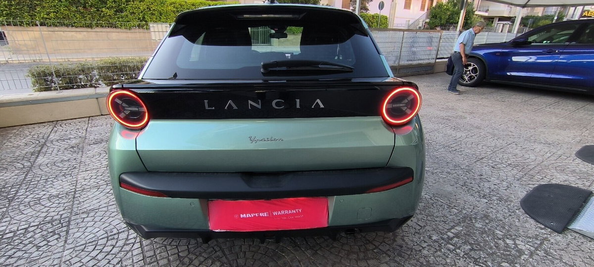 Lancia Ypsilon 1.2 mhev Edizione Cassina e-dct (10)
