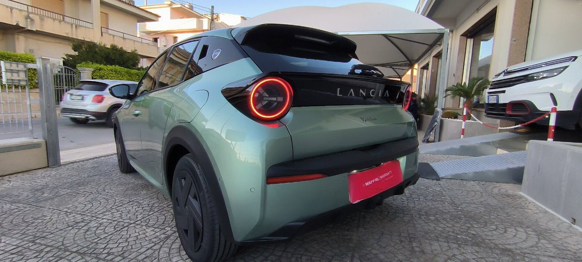 Lancia Ypsilon 1.2 mhev Edizione Cassina e-dct (11)