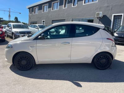 Lancia Ypsilon 1.0 FireFly 5 porte S&S Hybrid Ecochic A. Ferretti usata