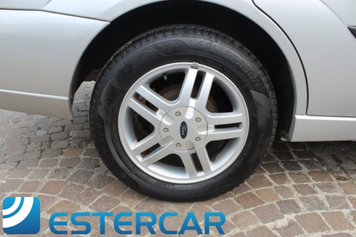 Ford Focus Station Wagon 1.6i 16V cat SW Ghia (11)