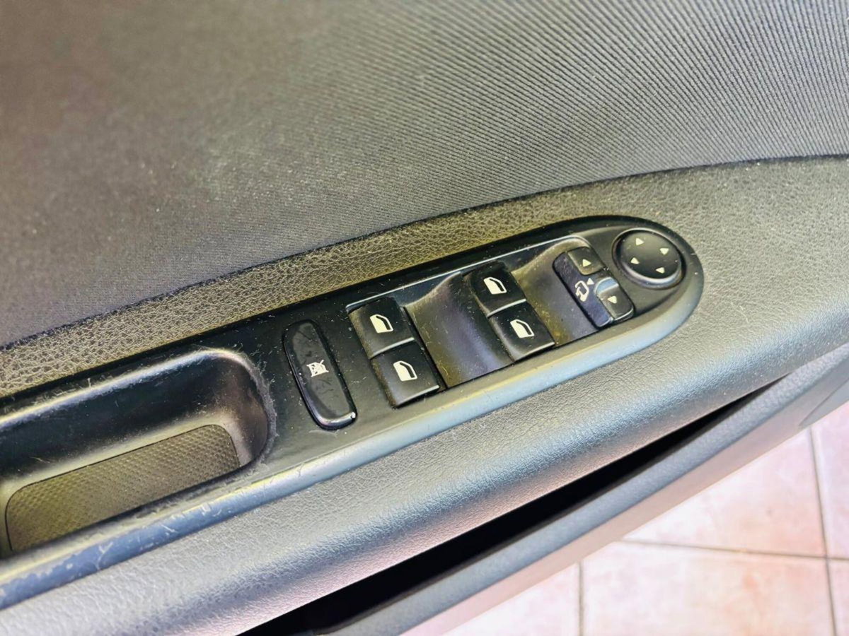 Peugeot 407 SW 2.2 HDi Ciel Tecno (19)