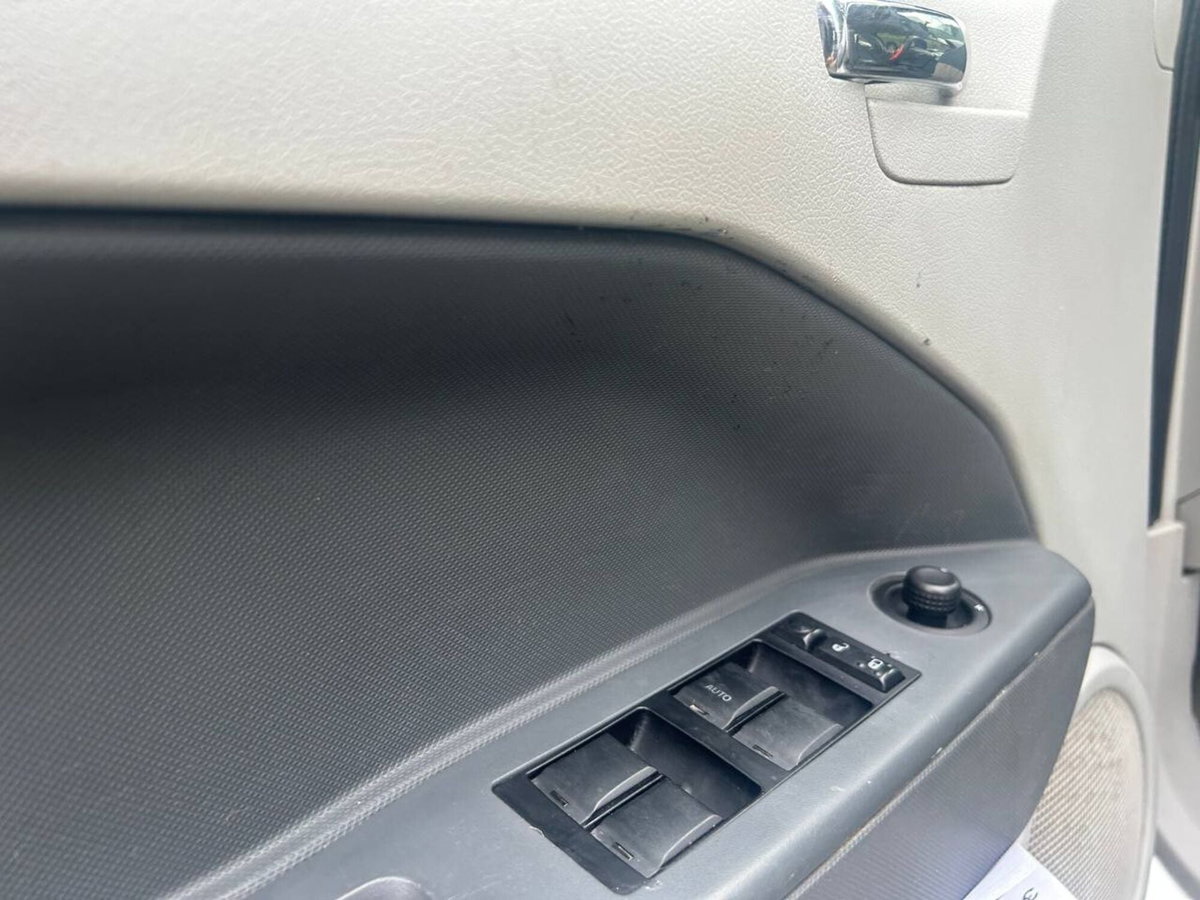 Dodge Caliber 2.0 Turbodiesel SXT Leather (15)