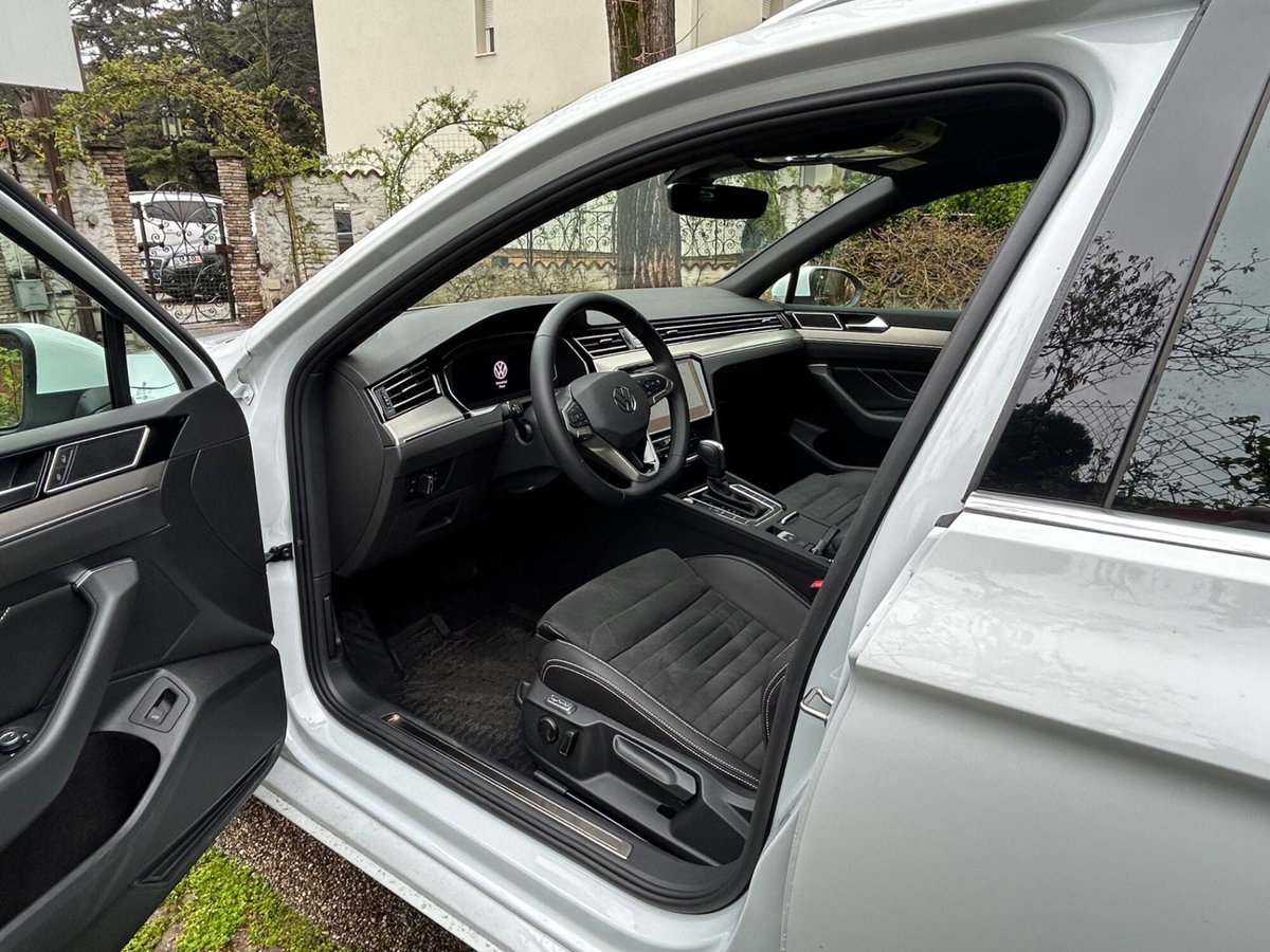 Volkswagen Passat Variant 2.0 TDI SCR 200 CV 4MOTION DSG Executive (10)