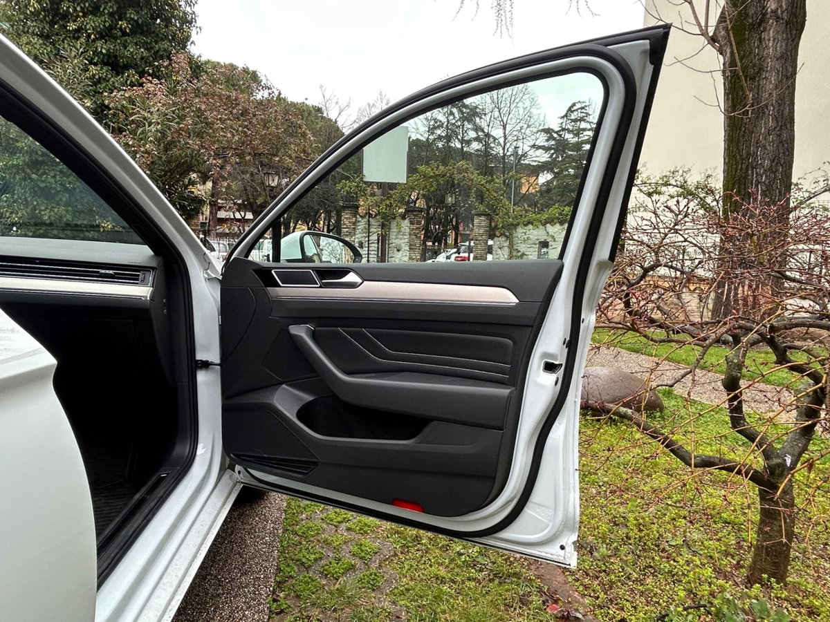 Volkswagen Passat Variant 2.0 TDI SCR 200 CV 4MOTION DSG Executive (13)