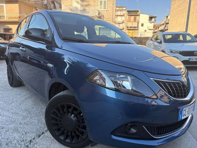 Lancia Ypsilon 1.0 FireFly 5 porte S&S Hybrid Ecochic Silver usata