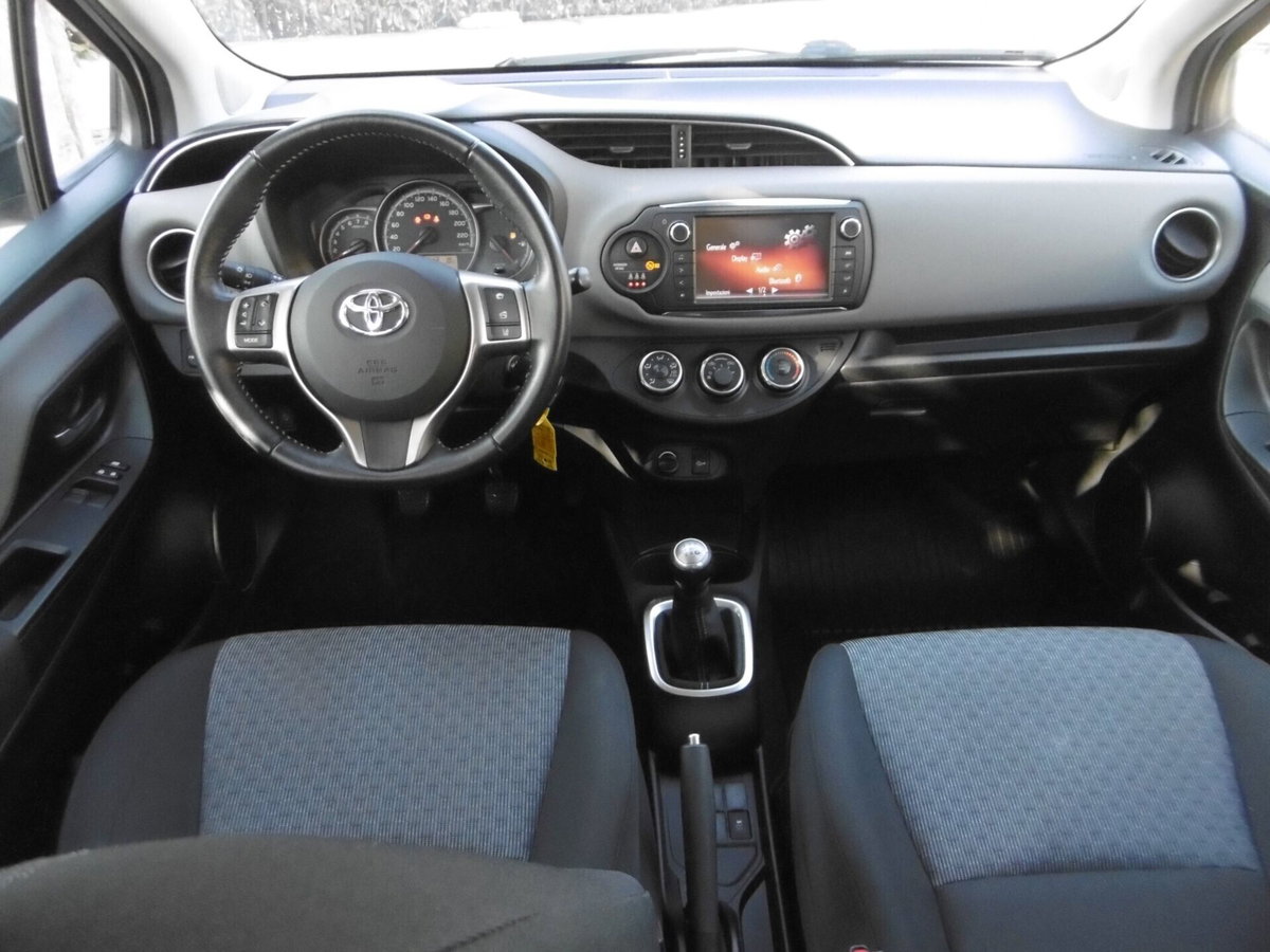 Toyota Yaris 1.0 5 porte Active (10)