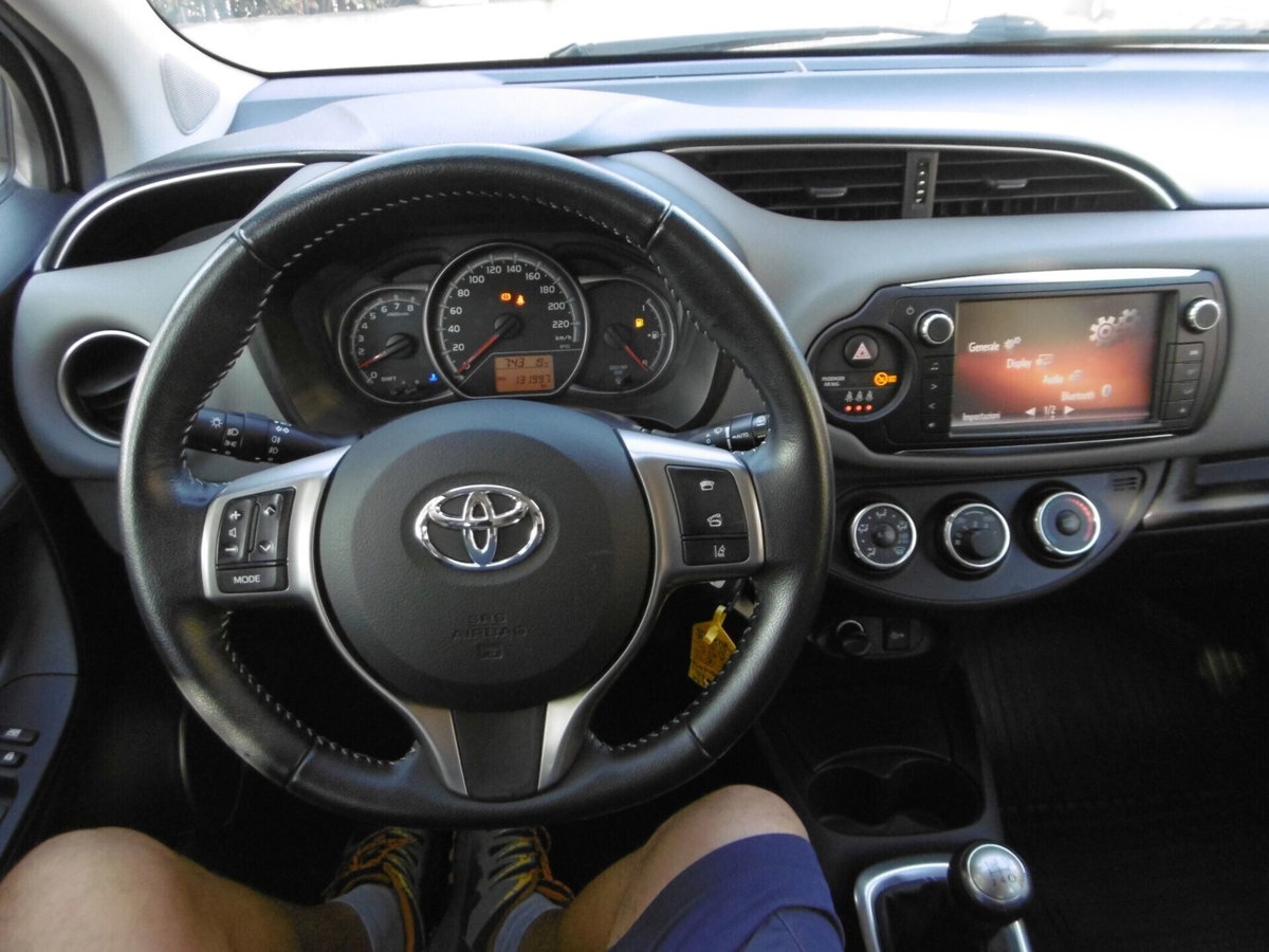 Toyota Yaris 1.0 5 porte Active (11)
