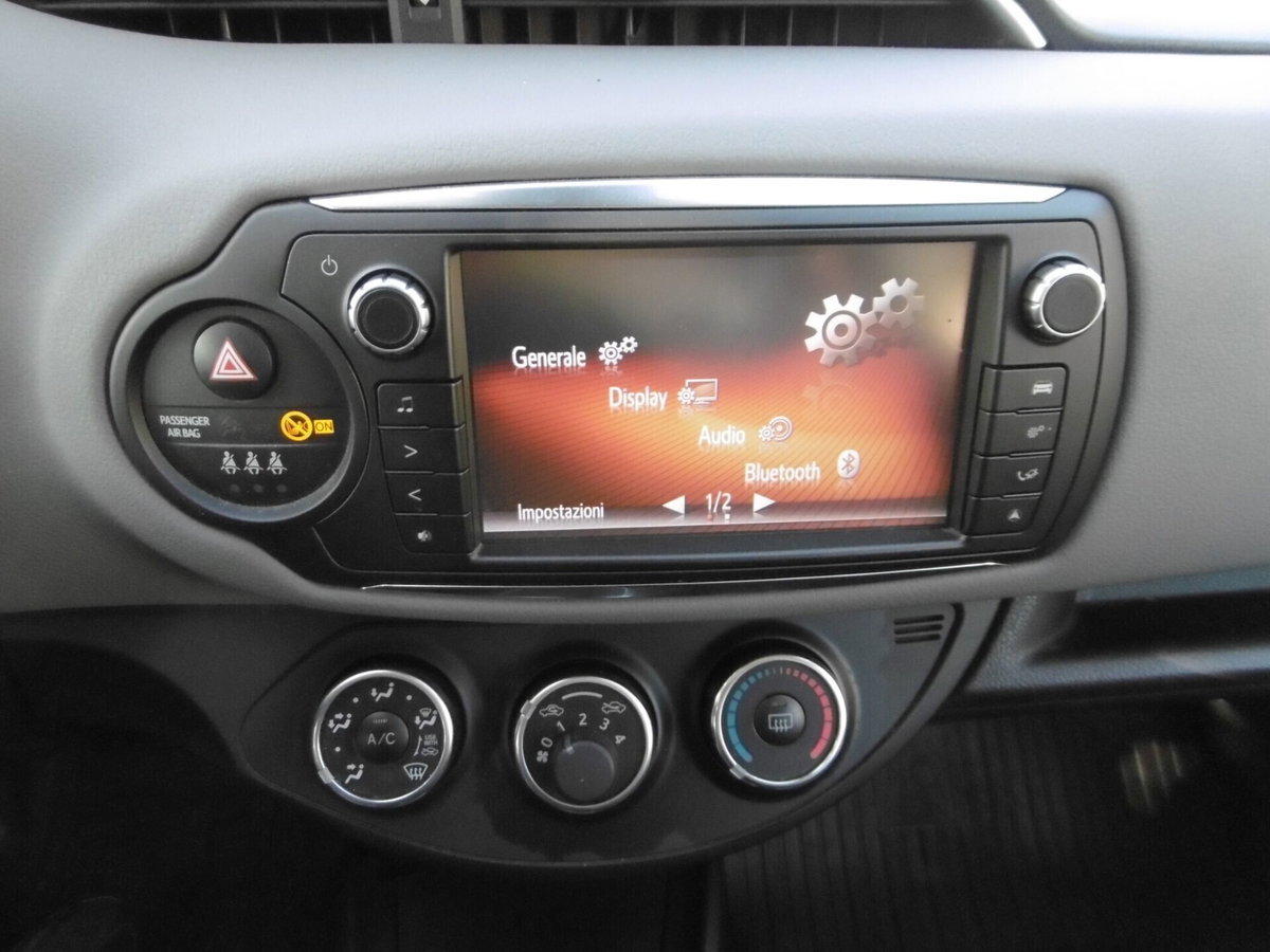 Toyota Yaris 1.0 5 porte Active (12)