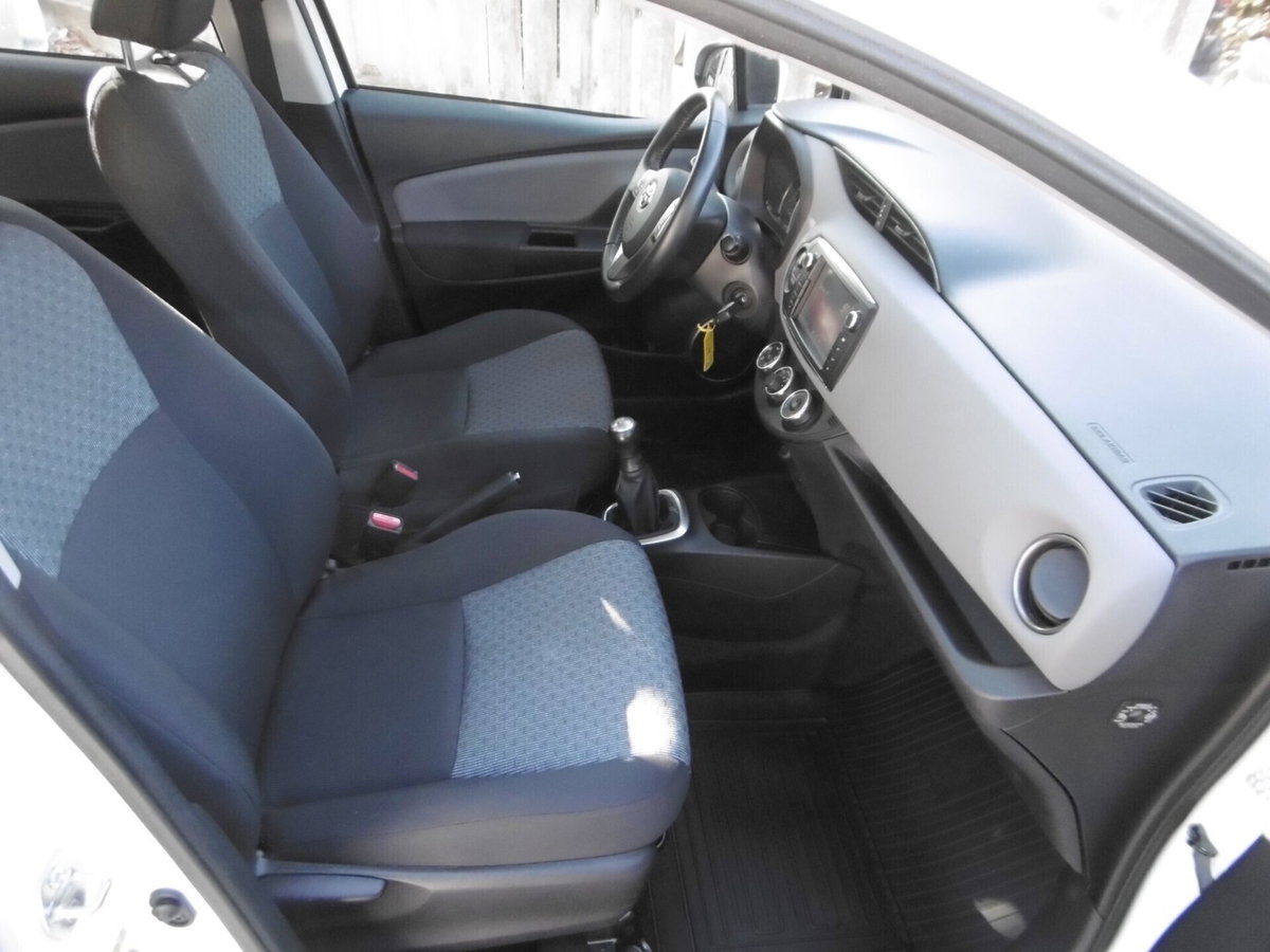 Toyota Yaris 1.0 5 porte Active (16)