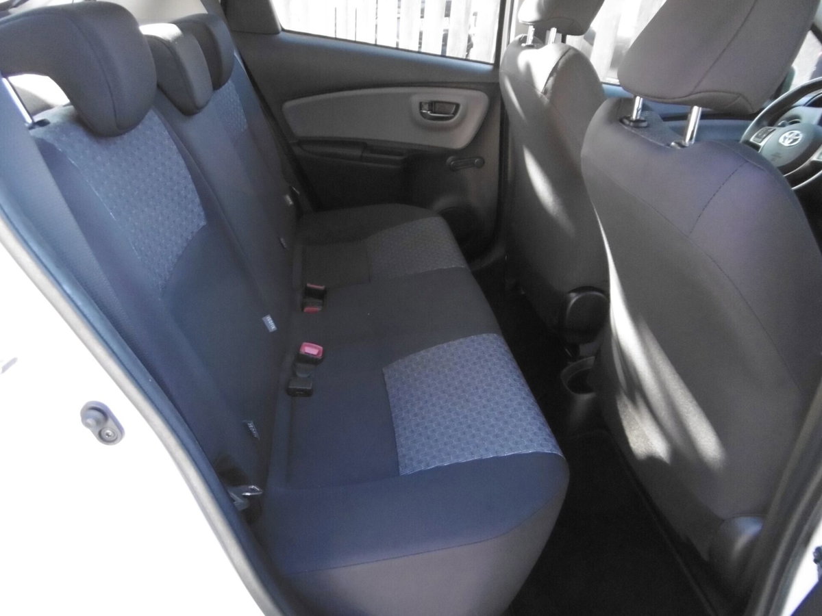 Toyota Yaris 1.0 5 porte Active (17)