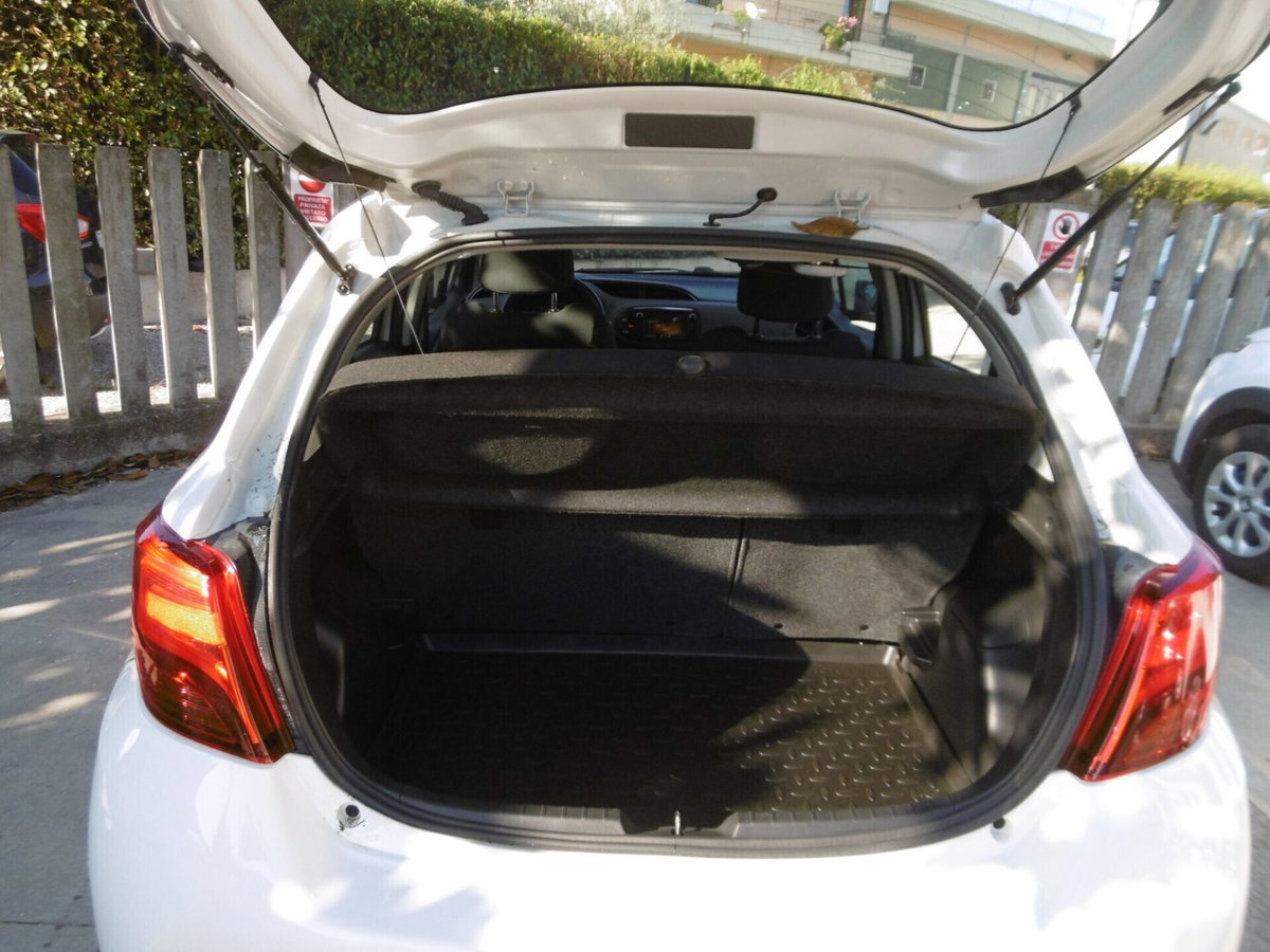 Toyota Yaris 1.0 5 porte Active (19)