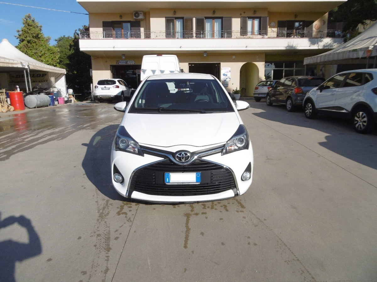 Toyota Yaris 1.0 5 porte Active (2)