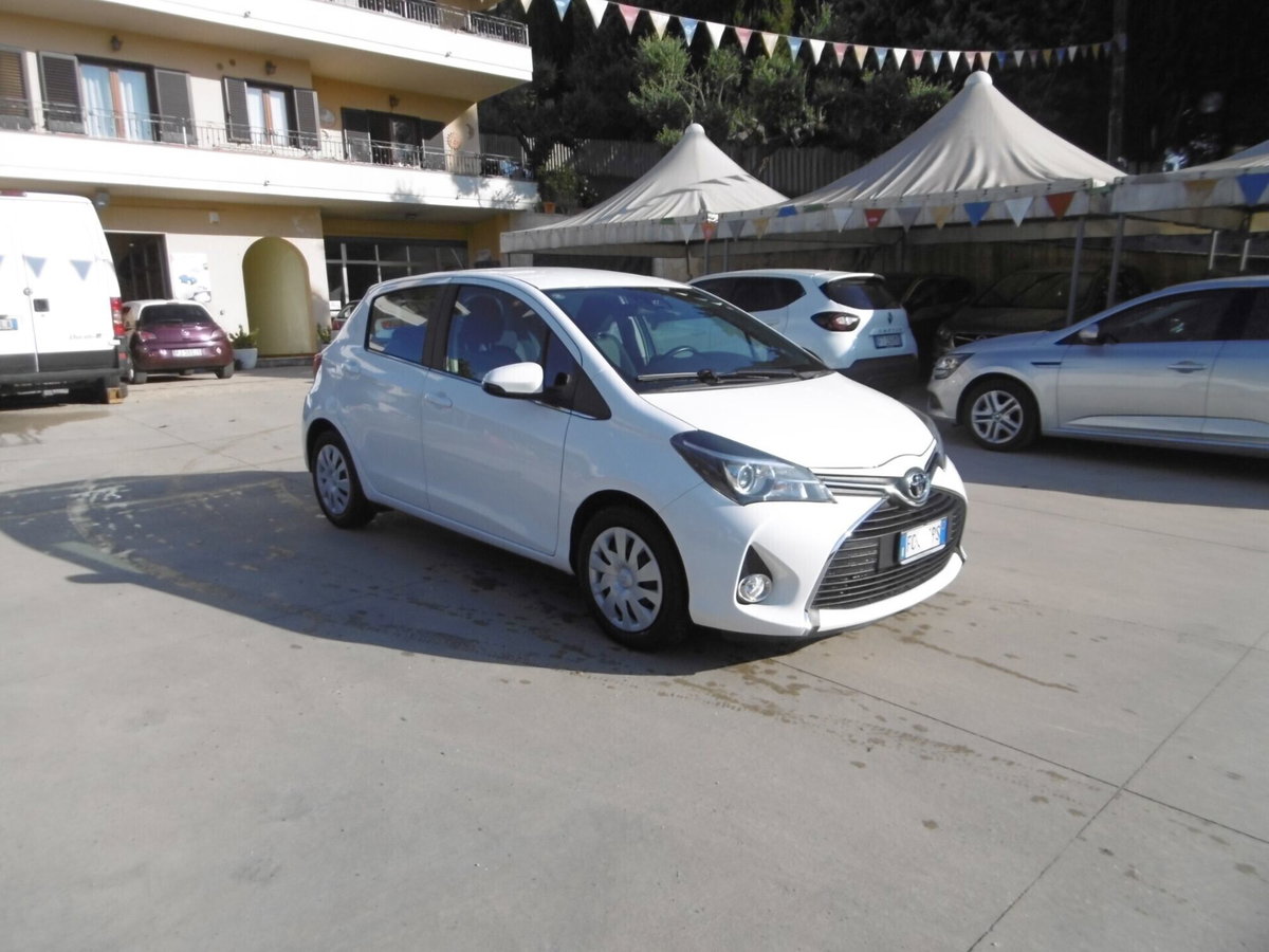 Toyota Yaris 1.0 5 porte Active (3)