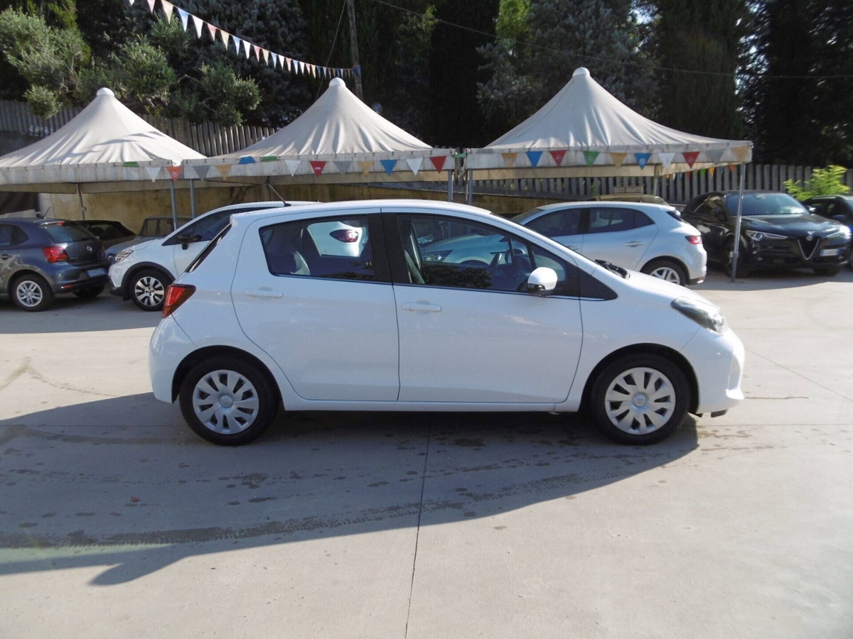 Toyota Yaris 1.0 5 porte Active (4)