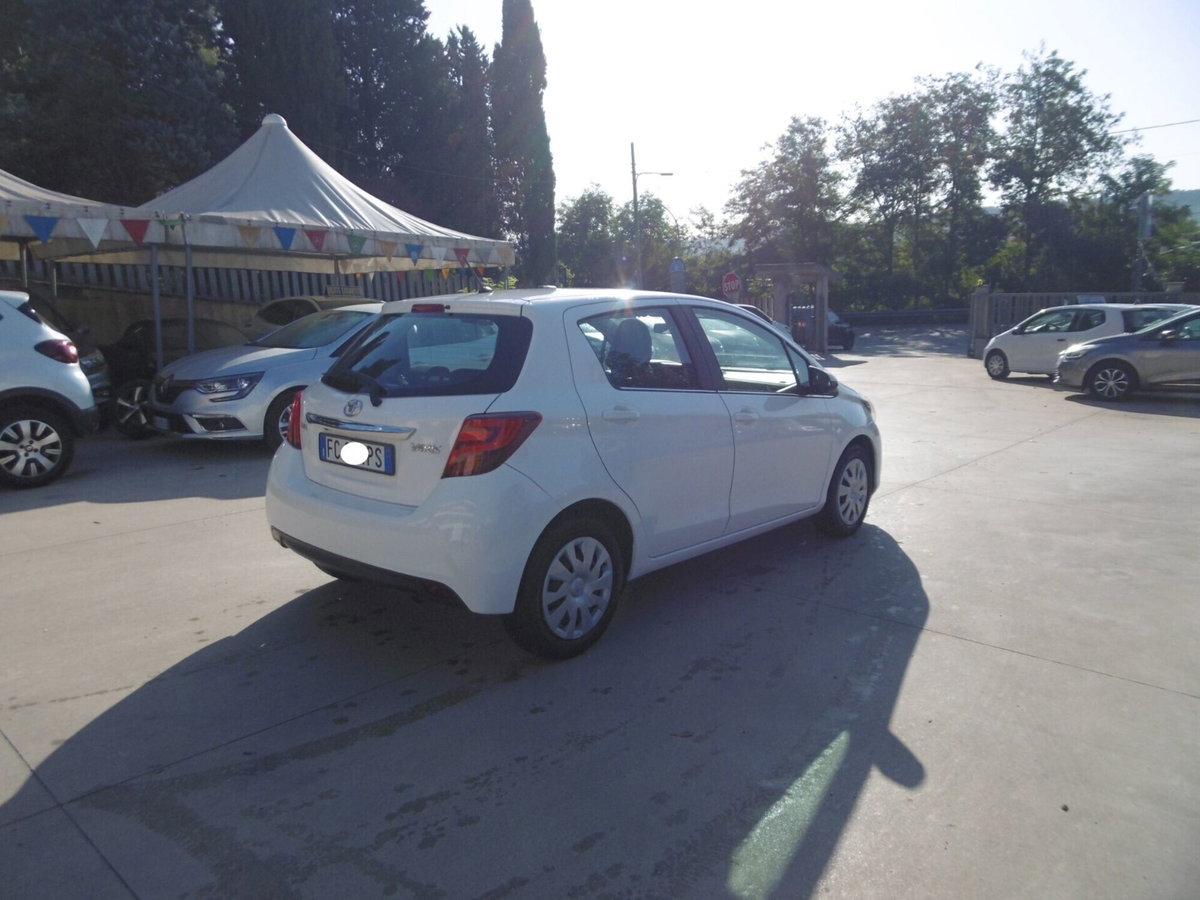 Toyota Yaris 1.0 5 porte Active (5)