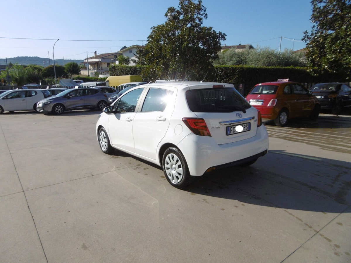 Toyota Yaris 1.0 5 porte Active (7)