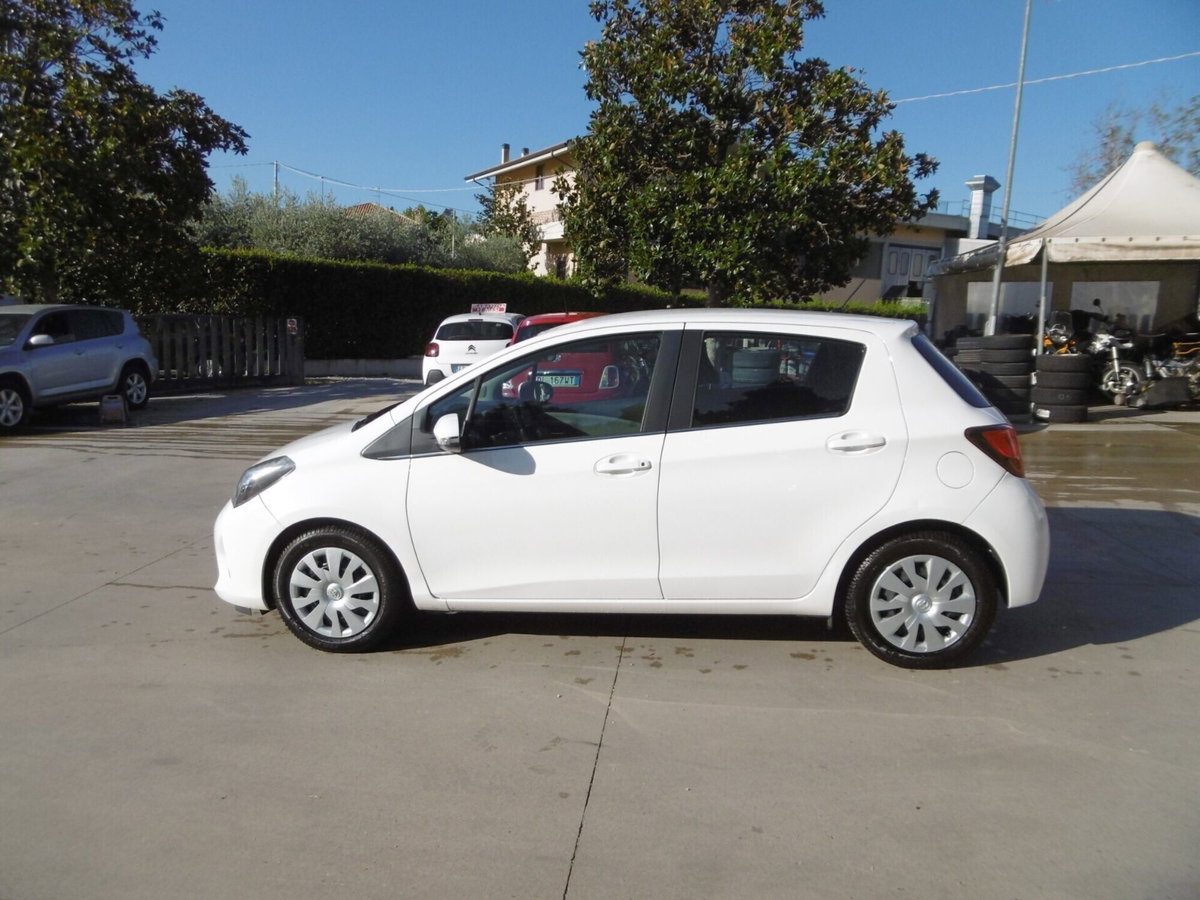 Toyota Yaris 1.0 5 porte Active (8)