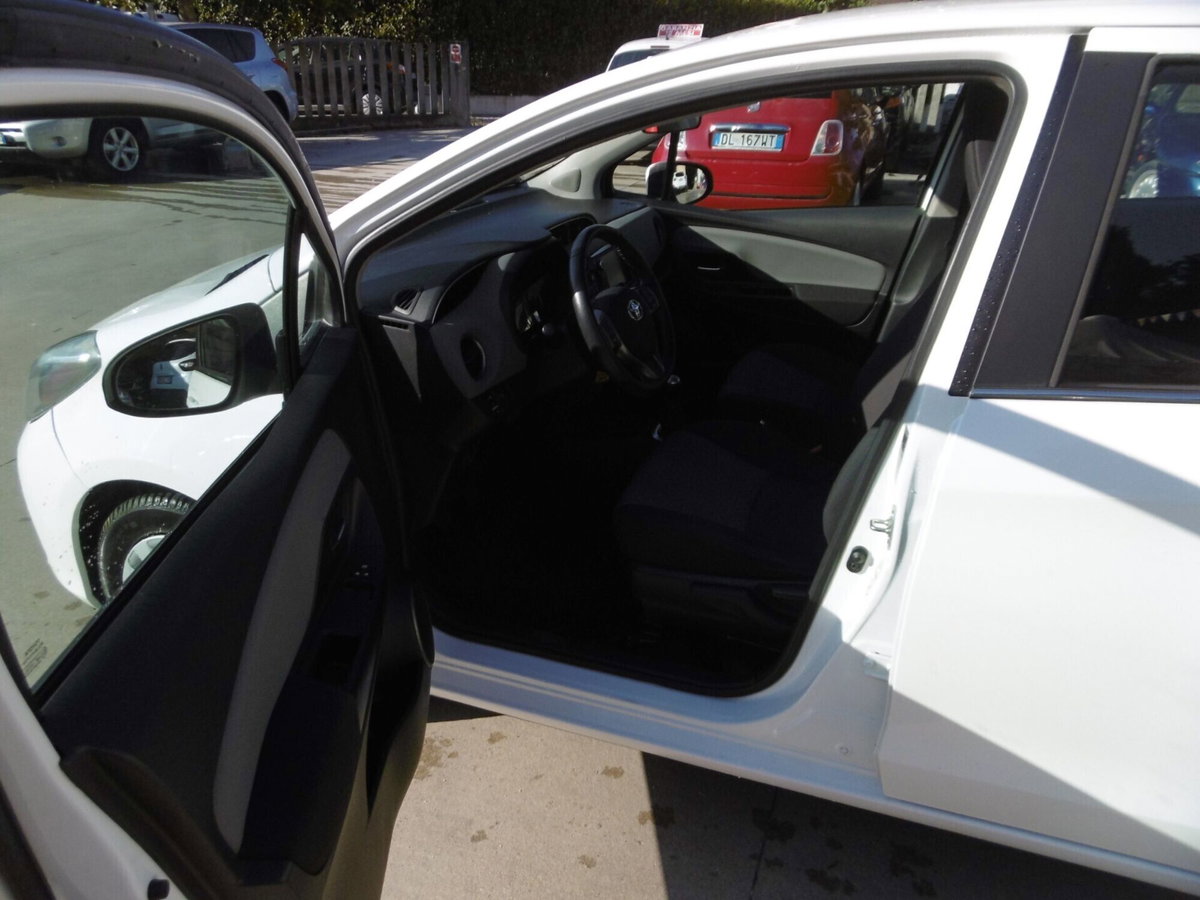 Toyota Yaris 1.0 5 porte Active (9)