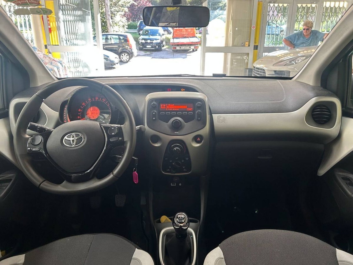 Toyota Aygo 1.0 VVT-i 69 CV 5 porte x-black TSS (10)