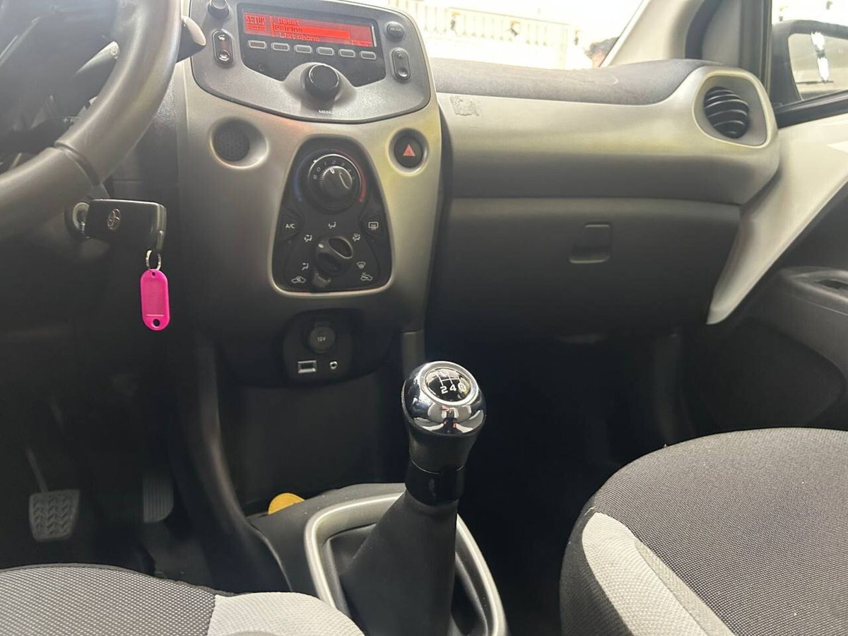 Toyota Aygo 1.0 VVT-i 69 CV 5 porte x-black TSS (12)