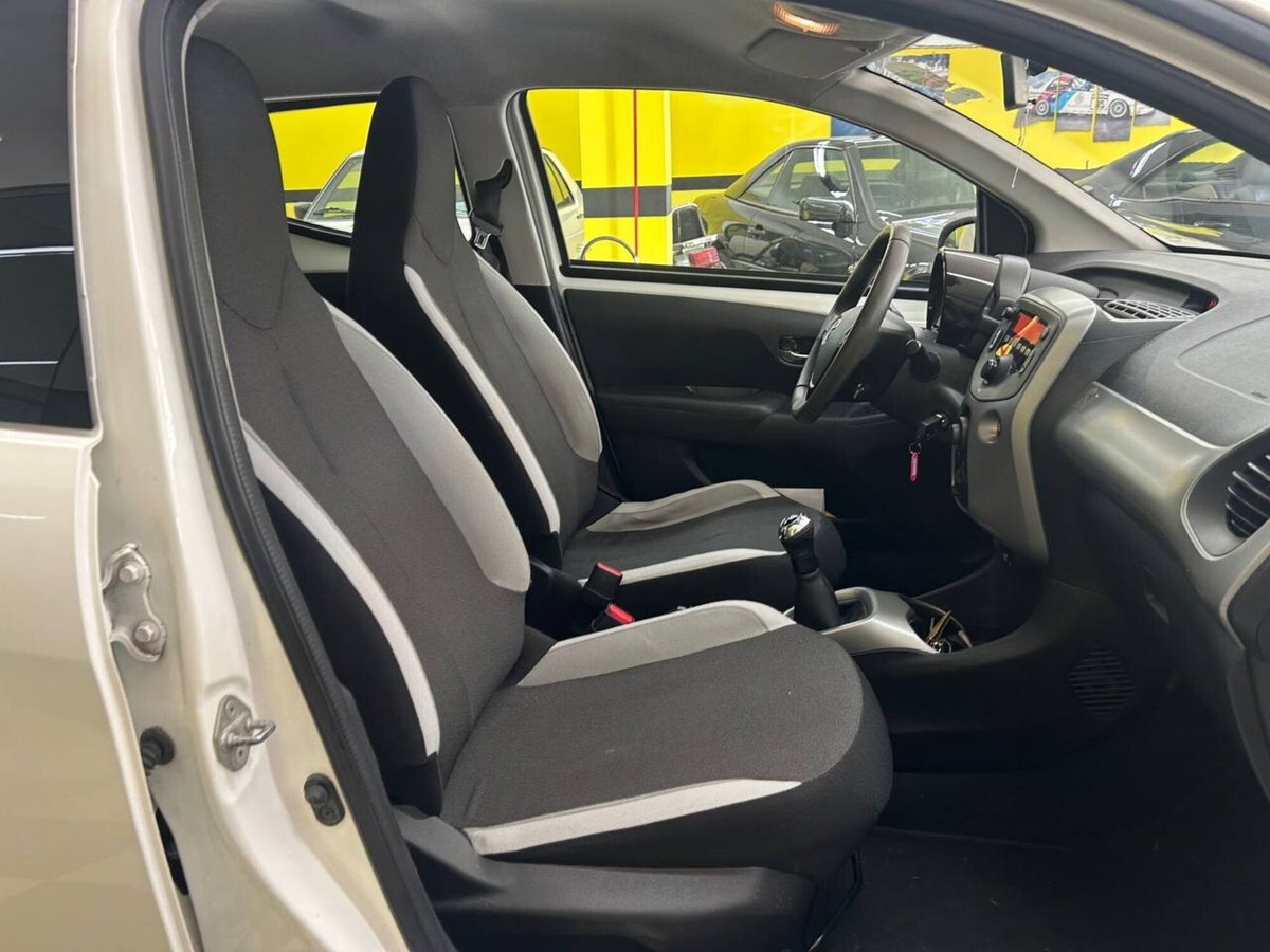 Toyota Aygo 1.0 VVT-i 69 CV 5 porte x-black TSS (13)