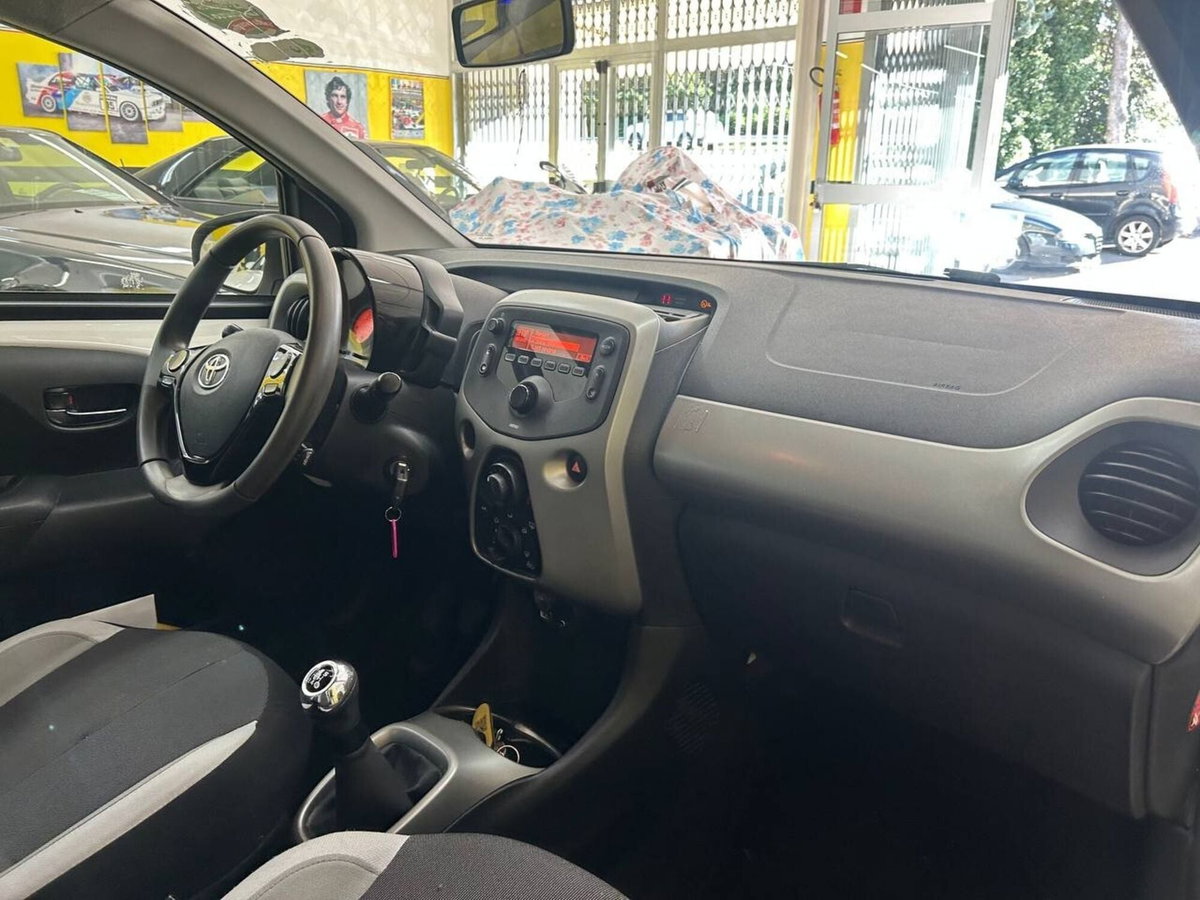 Toyota Aygo 1.0 VVT-i 69 CV 5 porte x-black TSS (14)