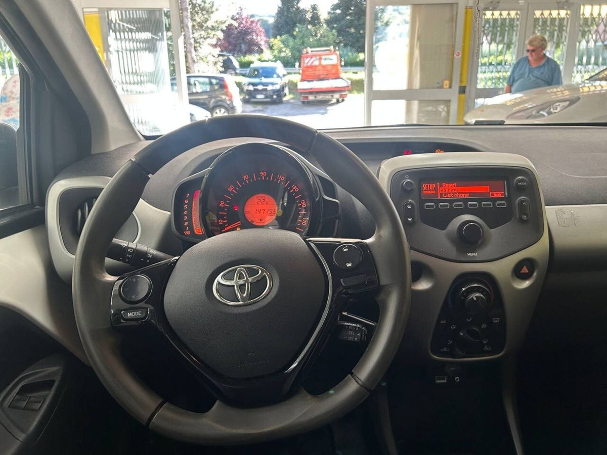 Toyota Aygo 1.0 VVT-i 69 CV 5 porte x-black TSS (15)