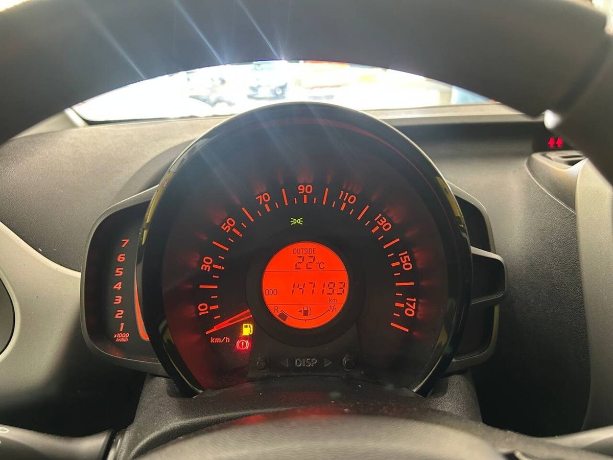 Toyota Aygo 1.0 VVT-i 69 CV 5 porte x-black TSS (16)