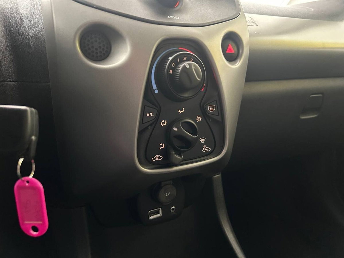 Toyota Aygo 1.0 VVT-i 69 CV 5 porte x-black TSS (17)