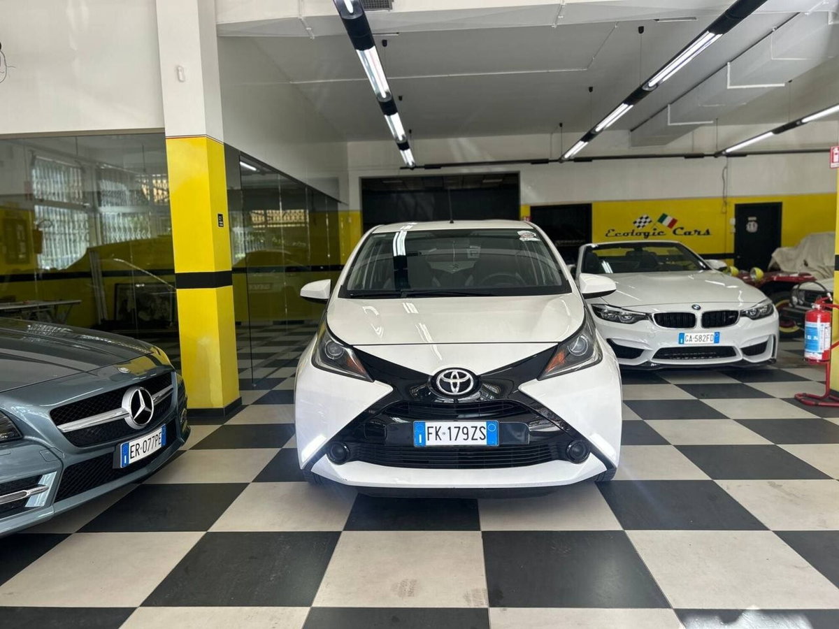 Toyota Aygo 1.0 VVT-i 69 CV 5 porte x-black TSS (2)