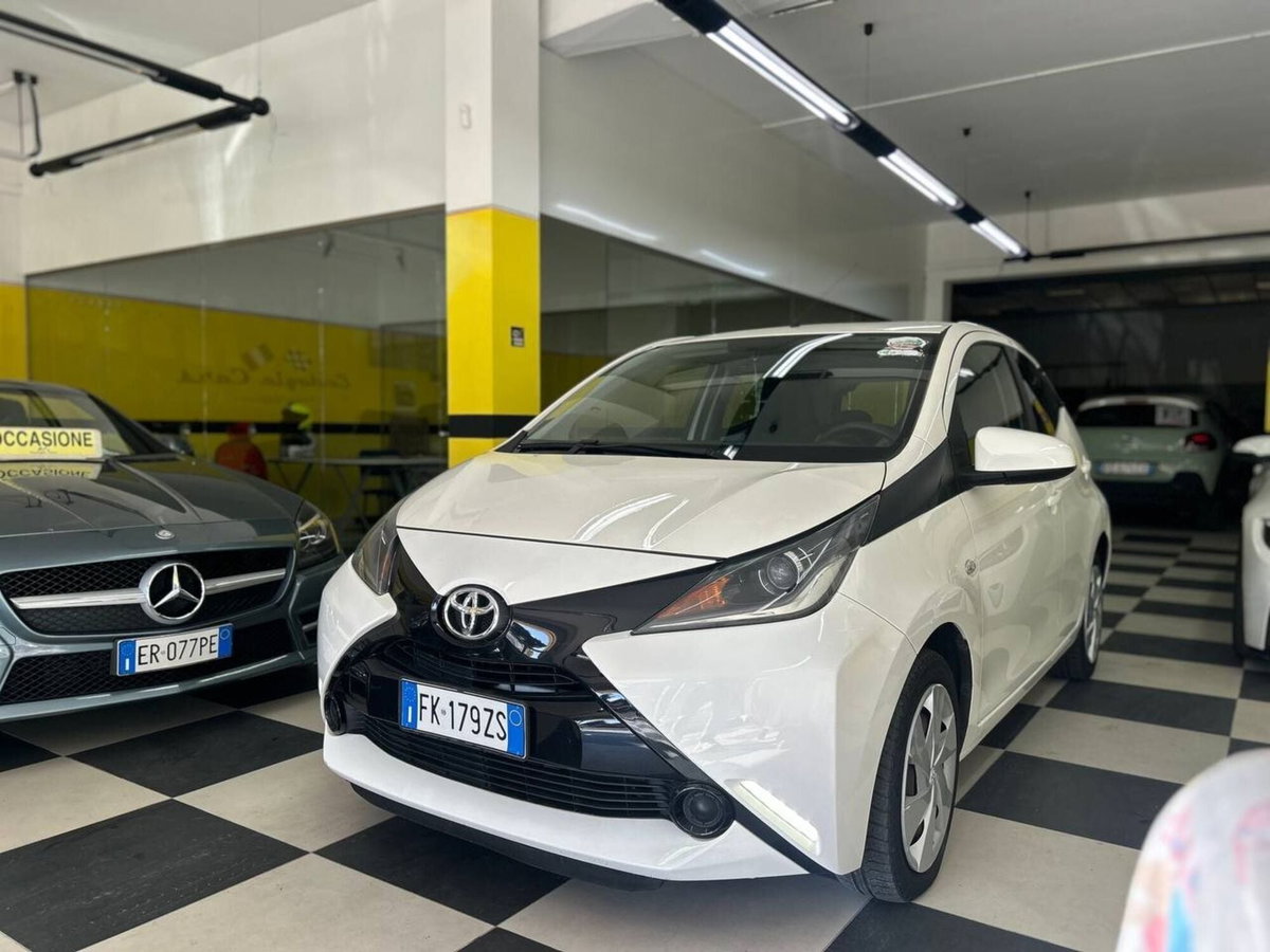 Toyota Aygo 1.0 VVT-i 69 CV 5 porte x-black TSS (3)