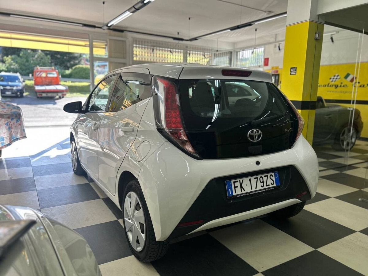 Toyota Aygo 1.0 VVT-i 69 CV 5 porte x-black TSS (4)