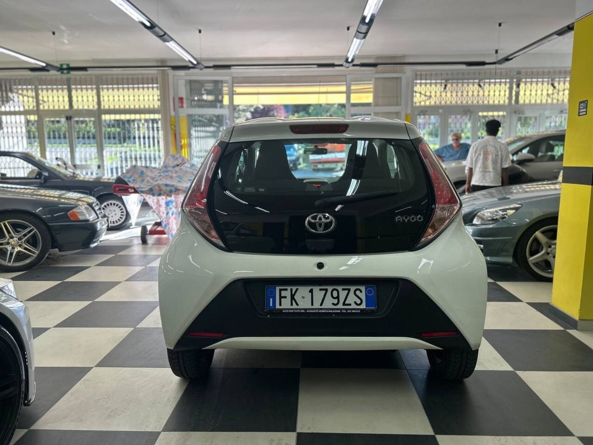 Toyota Aygo 1.0 VVT-i 69 CV 5 porte x-black TSS (5)