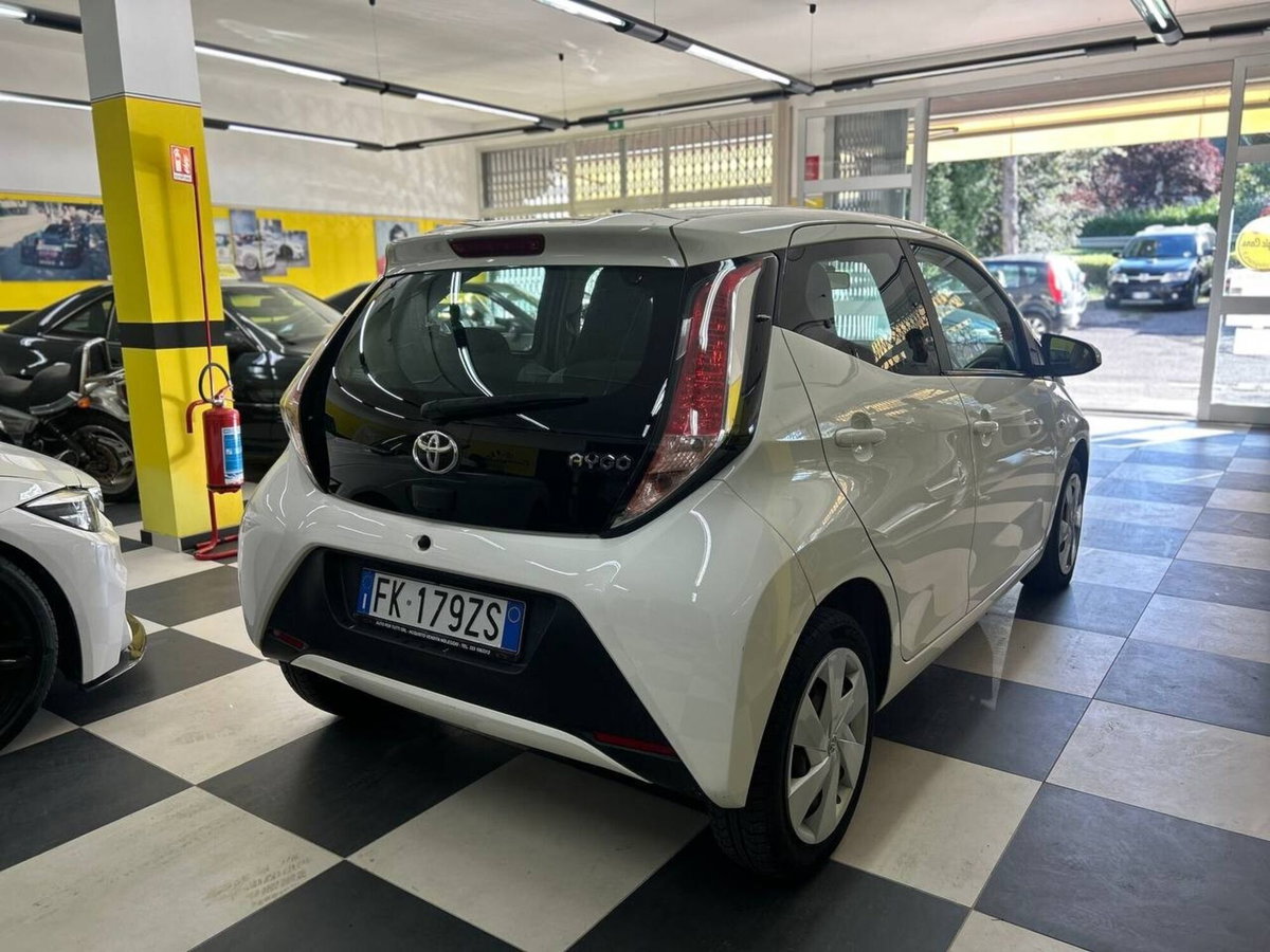 Toyota Aygo 1.0 VVT-i 69 CV 5 porte x-black TSS (6)