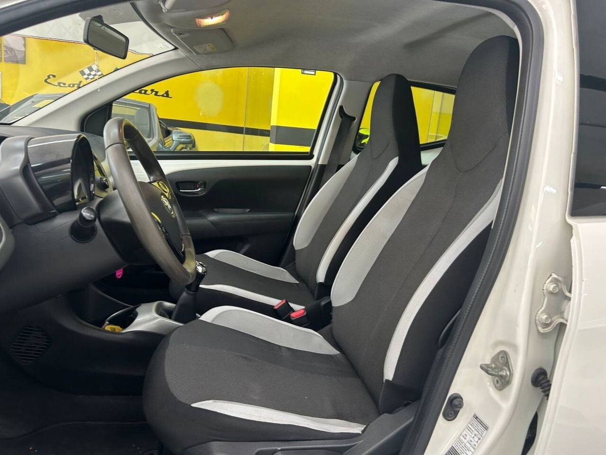 Toyota Aygo 1.0 VVT-i 69 CV 5 porte x-black TSS (8)