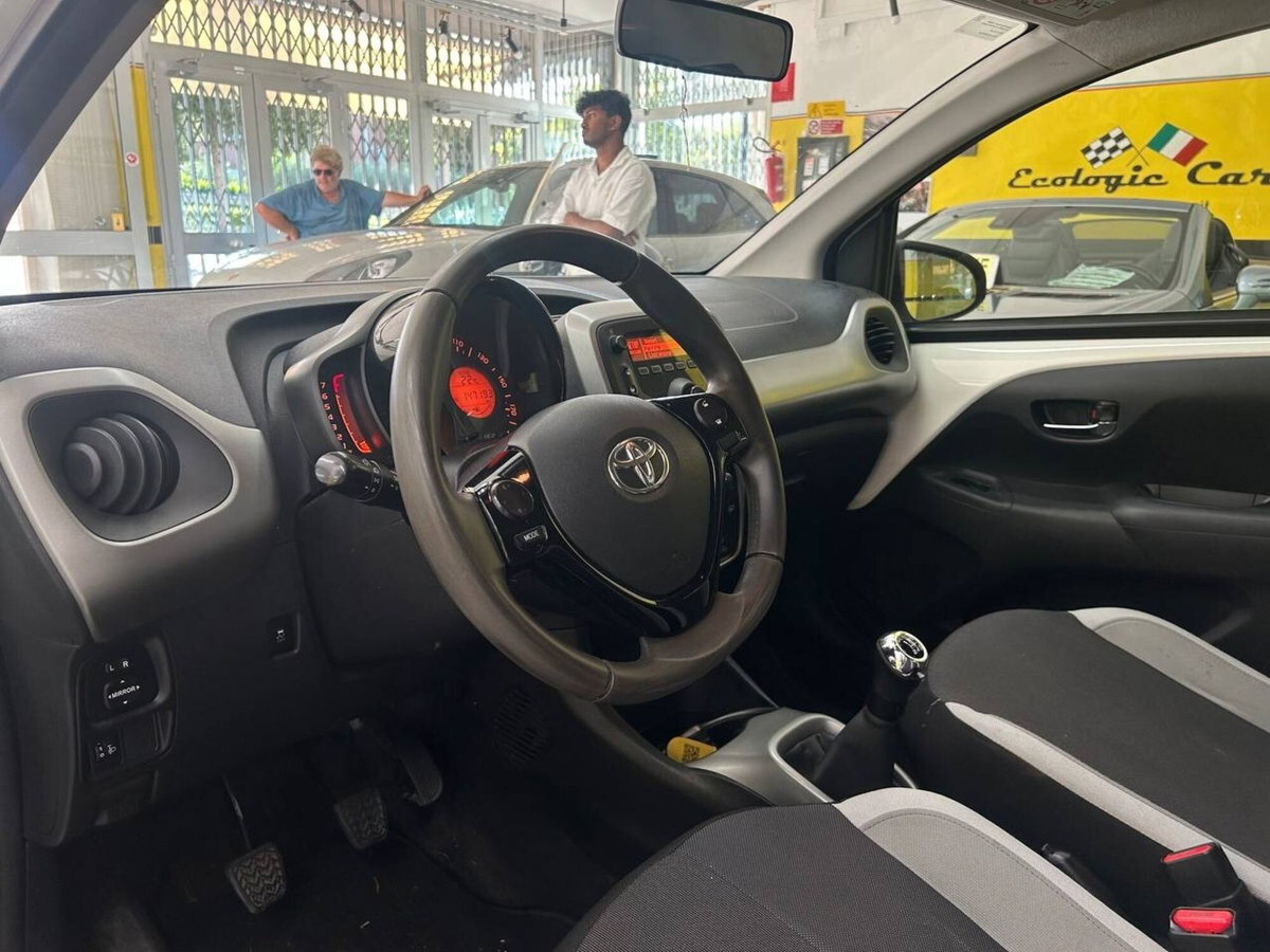 Toyota Aygo 1.0 VVT-i 69 CV 5 porte x-black TSS (9)