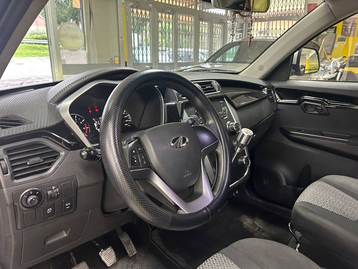 Mahindra KUV100 KUV100 1.2 VVT K8 (11)
