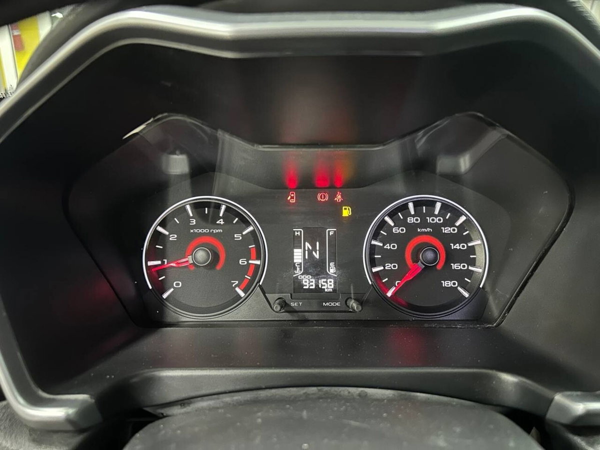 Mahindra KUV100 KUV100 1.2 VVT K8 (15)