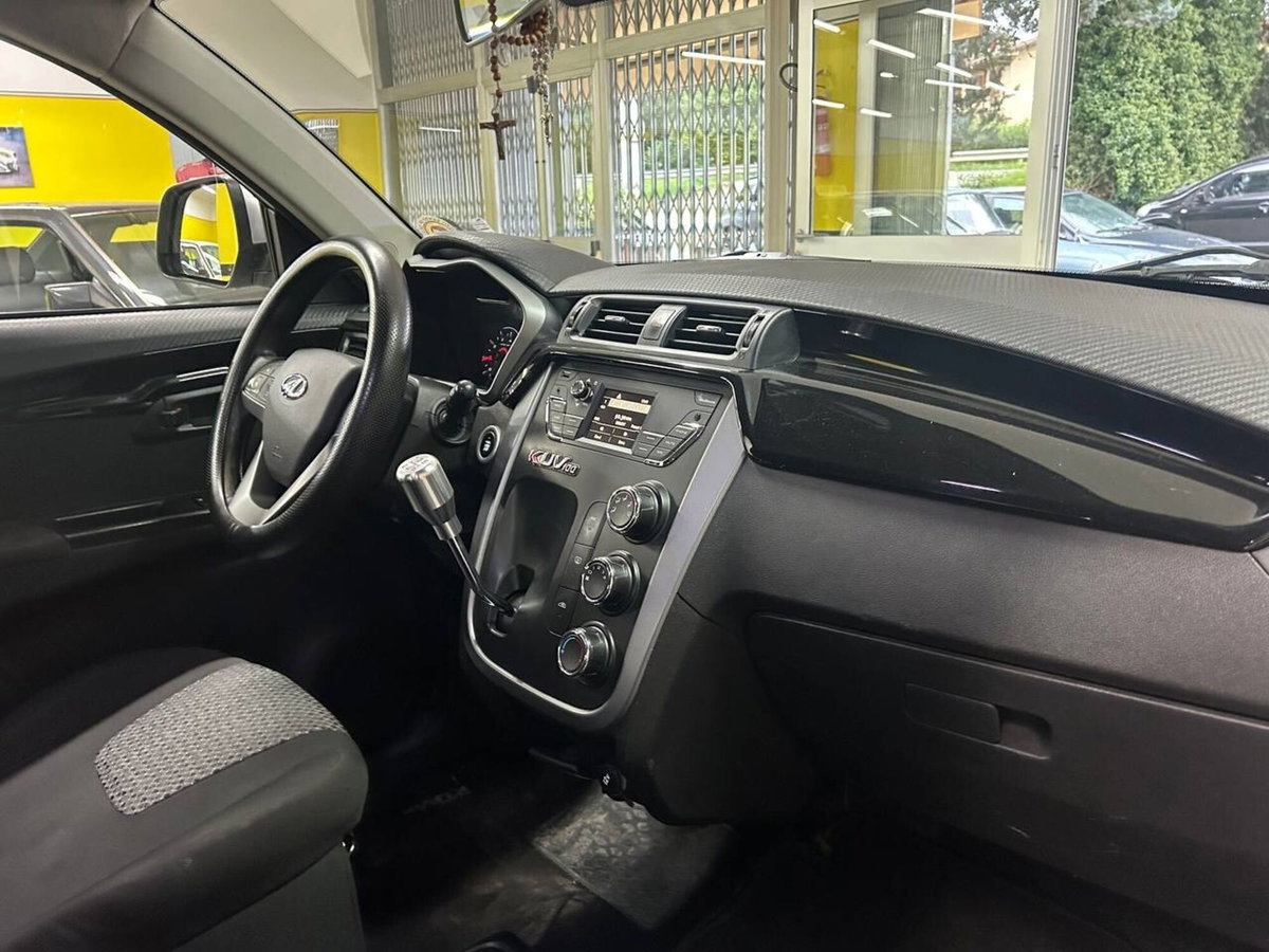 Mahindra KUV100 KUV100 1.2 VVT K8 (17)