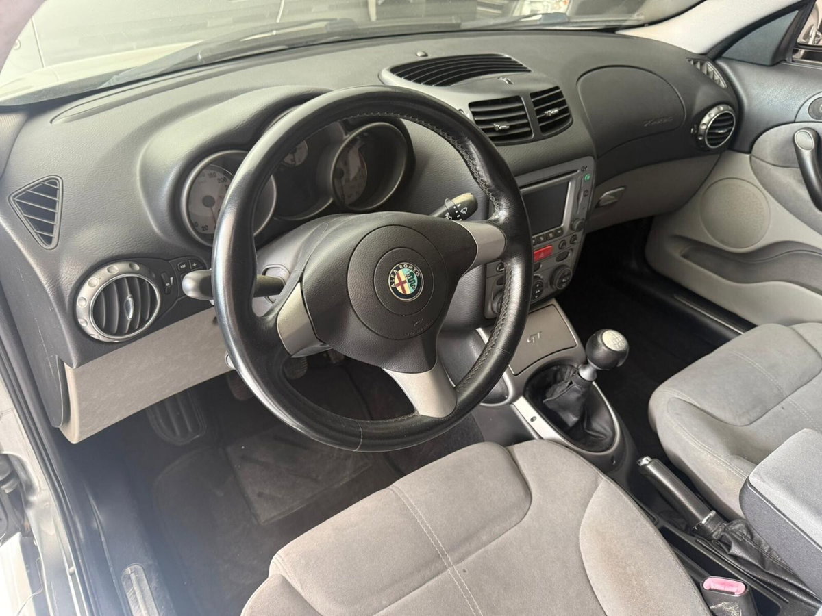 Alfa Romeo GT 1.9 MJT 16V Luxury (10)