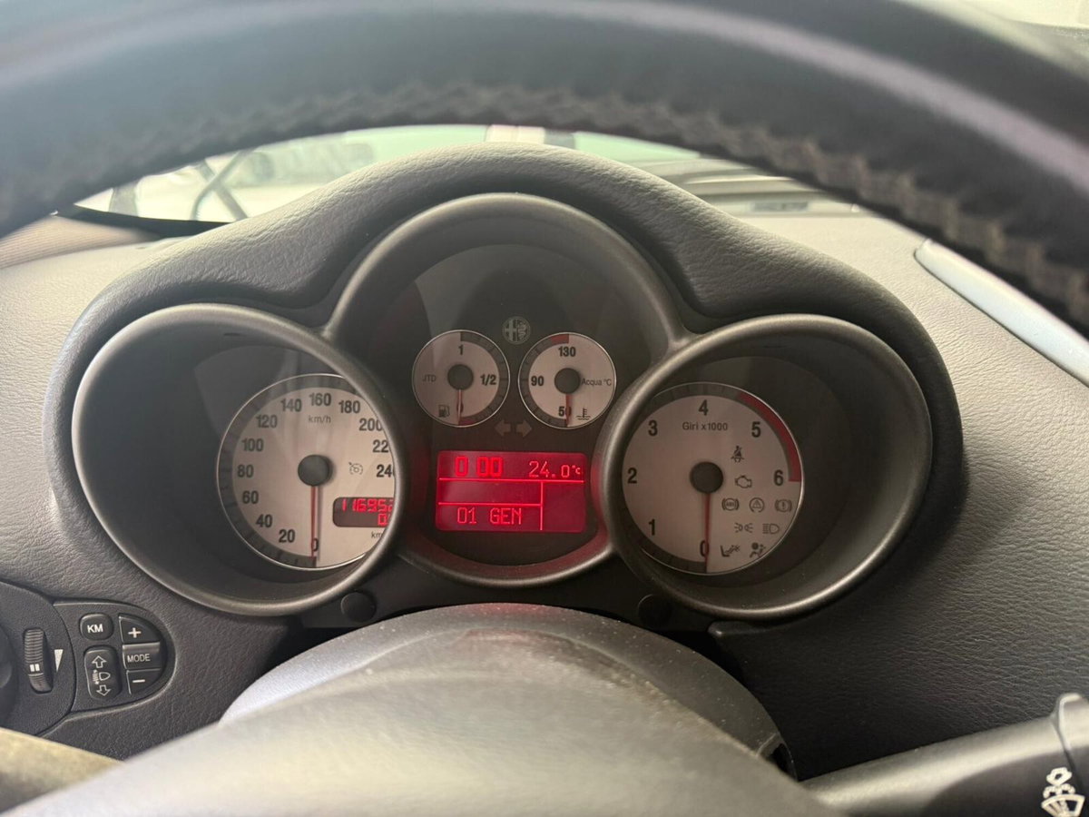 Alfa Romeo GT 1.9 MJT 16V Luxury (15)