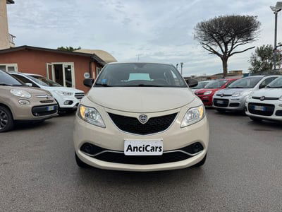 Lancia Ypsilon 0.9 TwinAir 85 CV 5 porte Metano Ecochic Silver usata